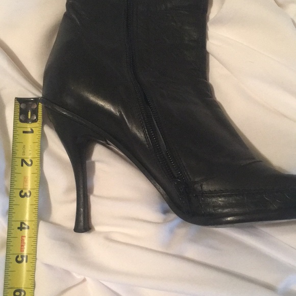 Roberto Rinaldi black leather heeled pointy boots. - Picture 5 of 7